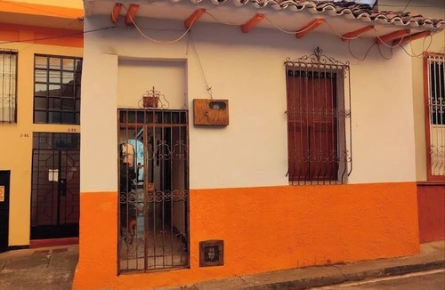 San Antonio Hostel | Casa feliz