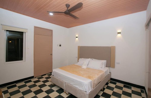 Manga Hotel | C.H. Santa Cruz