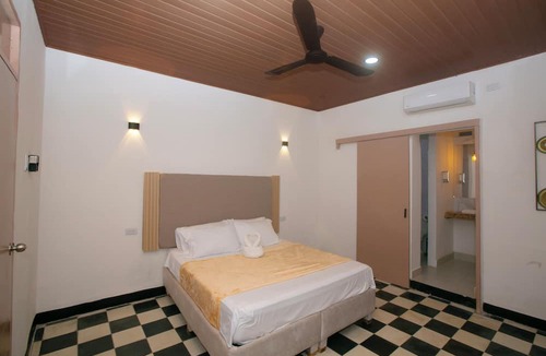 Manga Hotel | C.H. Santa Cruz