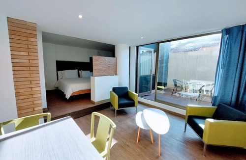 Santa Ana Apartment | Viaggio Teleport Suites