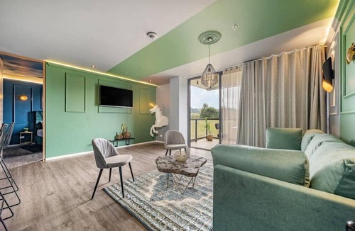 Envigado Apartment | Olive 303 · Apto de lujo estilo Parisino con balcón privado