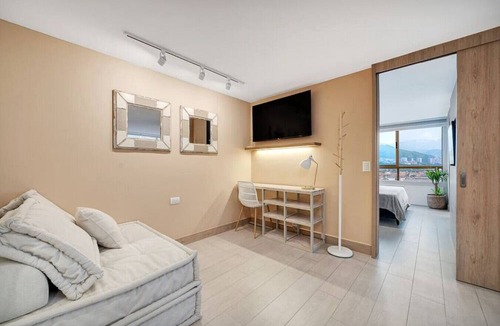 La Aguacatala Apartment | Alcazar 1103 · Luxe Apt in Oviedo w/city view, 1AC by HOUSY HOST