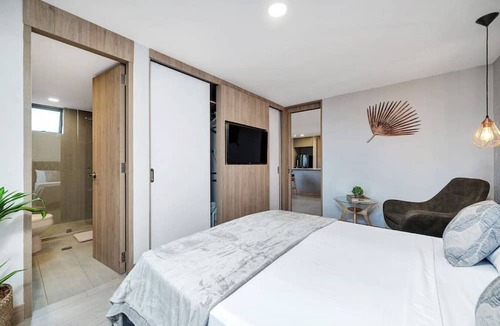 La Aguacatala Apartment | Alcazar 1103 · Luxe Apt in Oviedo w/city view, 1AC by HOUSY HOST