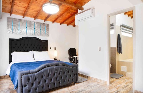Medellin Apartment | PENTHOUSE 401 ONE BEDROOM HOT TUB BALCONY AC WIFI, Dish Washer 4k TV