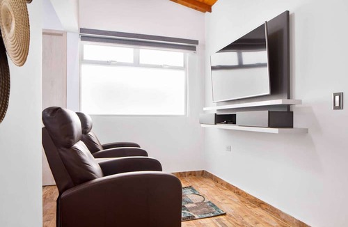 Medellin Apartment | PENTHOUSE 401 ONE BEDROOM HOT TUB BALCONY AC WIFI, Dish Washer 4k TV