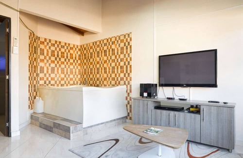 Zona Rosa Apartment | ONE Bedroom Hot TUB AC LLeras 2 bliocks