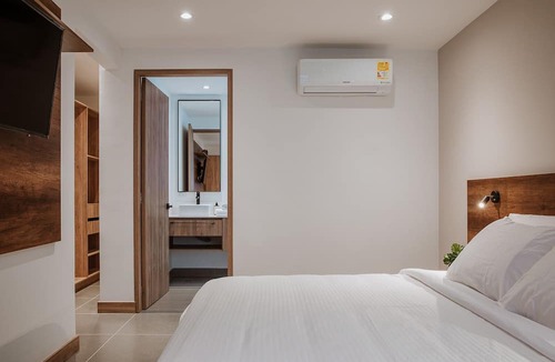 Las Lomas I Apartment | Provenza! Private Jacuzzi/Roof Top 3 BR/AC - 301