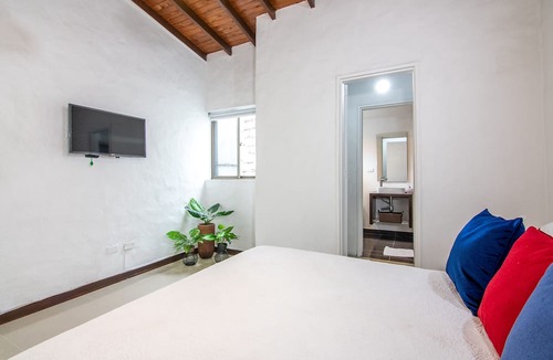 Astorga Apartment | Cozy Penthouse next to Poblado Park with Large Balcony and A/C