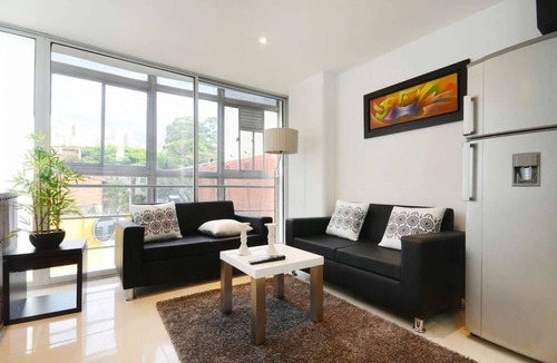 Zona Rosa Apartment | Two Bedroom Middle of Park lleras AC, Hot tub Bars downstairs