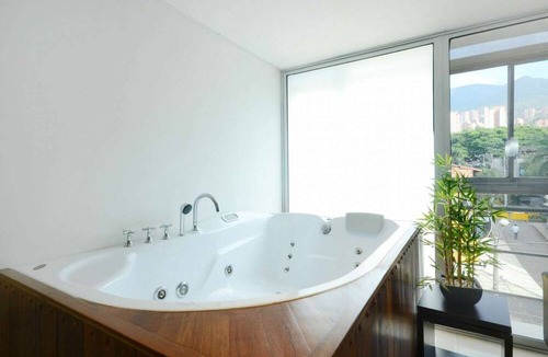 Zona Rosa Apartment | Two Bedroom Middle of Park lleras AC, Hot tub Bars downstairs