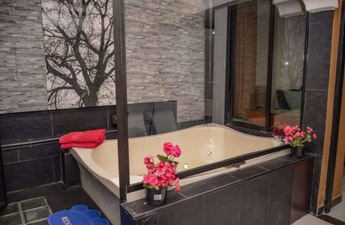 Zona Rosa Apartment | Wonderful One bedroom AC Hot Tub 2 blocks Lleras