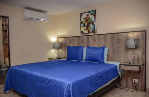 Zona Rosa Apartment | One Bedroom AC Hot Tub Flat screens Parque Poblado APT 402. No fees guests