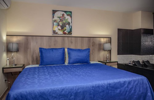 Zona Rosa Apartment | One Bedroom AC Hot Tub Flat screens Parque Poblado APT 402. No fees guests