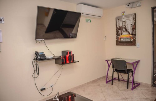 Zona Rosa Apartment | One Bedroom AC Hot Tub Flat screens Parque Poblado APT 402. No fees guests