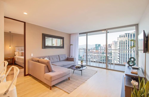 Patio Bonito Apartment | 300 Mbps WIFI+ 10min Lleras Park+ 24-7doorman +AC