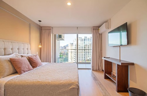Patio Bonito Apartment | 300 Mbps WIFI+ 10min Lleras Park+ 24-7doorman +AC