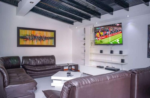 El Poblado Apartment | 6 Bedroom Ac House 7 bathrooms