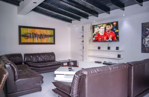 El Poblado Apartment | 6 Bedroom Ac House 7 bathrooms