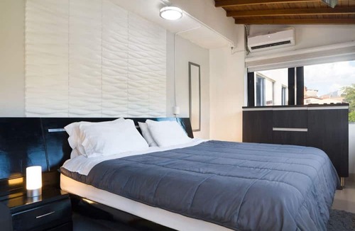 Astorga Apartment | King Bed studio AC, Hot tub By Exito Two TV's