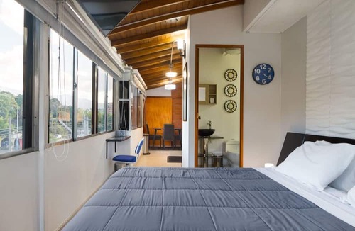 Astorga Apartment | King Bed studio AC, Hot tub By Exito Two TV's