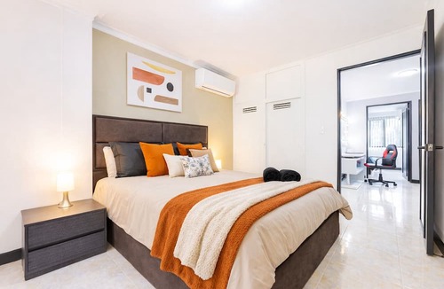 Patio Bonito Apartment | Large Hidden Gem in Poblado with A/C and gym. Steps from Provenza/Lleras.