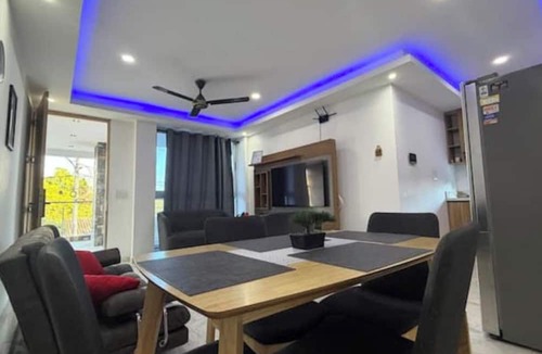 Monteria Apartment | Connected to Everything: Wi-Fi and 3-minute walk to the airport + parking