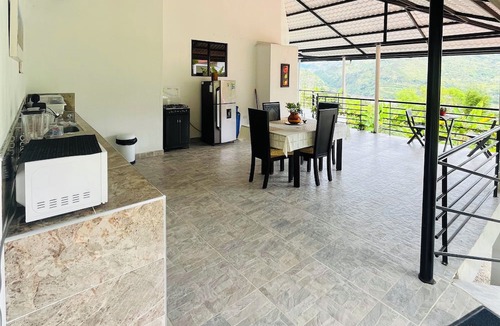 Garagoa Cottage | Omas Haus: Relax with the whole family while enjoying the view of the Chivor Dam!