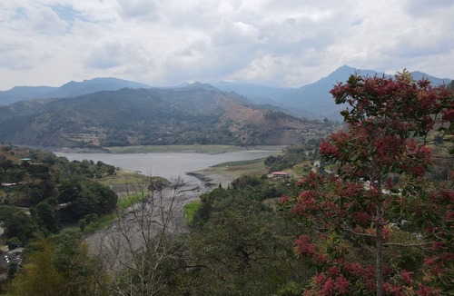Garagoa Cottage | Omas Haus: Relax with the whole family while enjoying the view of the Chivor Dam!