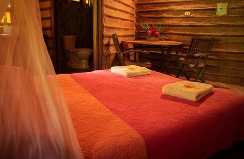 Restrepo Cabin | Eco-friendly structure, inspired by a Yarumo leaf, ideal for couples or friends. Surrounded by tropical nature, lakes, forest trails, birdlife, and peaceful vibes.