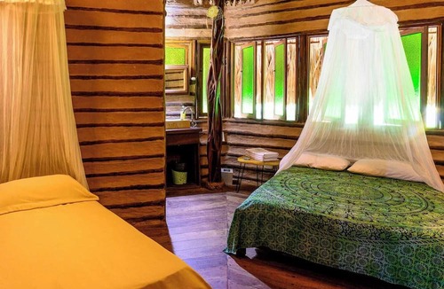 Restrepo Cabin | Eco-friendly structure, inspired by a Yarumo leaf, ideal for couples or friends. Surrounded by tropical nature, lakes, forest trails, birdlife, and peaceful vibes.