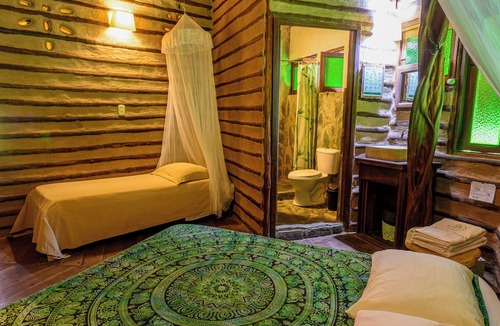 Restrepo Cabin | Eco-friendly structure, inspired by a Yarumo leaf, ideal for couples or friends. Surrounded by tropical nature, lakes, forest trails, birdlife, and peaceful vibes.