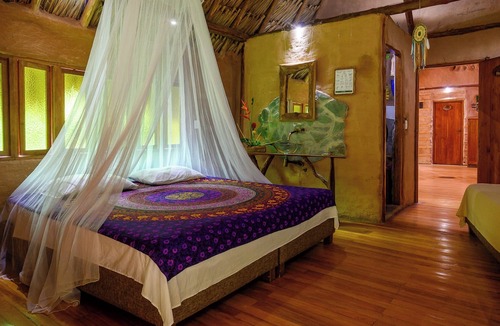 Restrepo Cabin | Eco-friendly structure, inspired by a Yarumo leaf, ideal for couples, families, or small groups of up to four guests. Surrounded by tropical nature, lakes, forest trails, birdlife, and peaceful vibes.