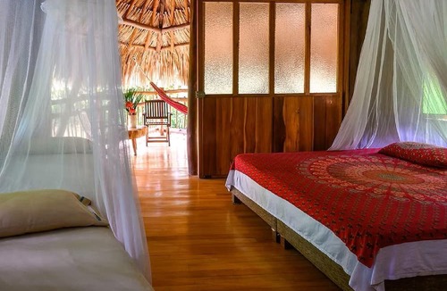 Restrepo Cabin | Eco-friendly structure, inspired by a Yarumo leaf, ideal for couples, families, or small groups of up to four guests. Surrounded by tropical nature, lakes, forest trails, birdlife, and peaceful vibes.