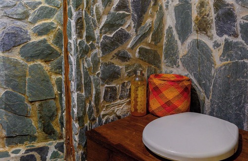 Restrepo Cabin | Eco-friendly structure, inspired by a Yarumo leaf, ideal for couples, families, or small groups of up to four guests. Surrounded by tropical nature, lakes, forest trails, birdlife, and peaceful vibes.