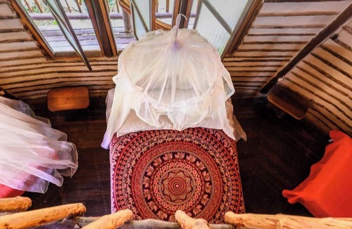 Restrepo Cabin | Eco-friendly structure, inspired by a Yarumo leaf, ideal for couples, families, or small groups of up to five guests. Surrounded by tropical nature. Enjoy breakfast, a natural pool, forest trails, birdlife, and peaceful cabin designs.
