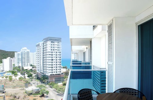 El Rodadero Apartment | Santa Marta: Sunset View, Pools, and Private Beach in Pozos Colorados