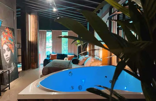 Las Lomas I Apartment | Oasis Suite in Provence