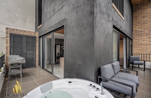 La Florida Apartment | Glamorous Living: Balcony/BBQ - Morph1202