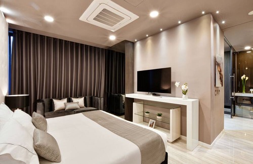 Popular Apartment | Luxury Suite w/HotTub at the heart of Lleras Park