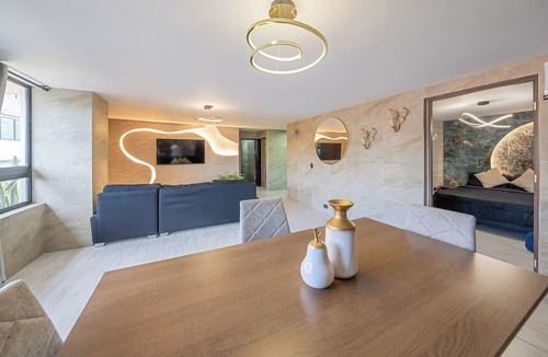 Astorga Apartment | Modern 3 bedroom with Arcade Machine