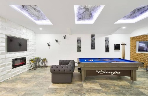 Las Lomas I Apartment | 5 Bedrooms with a Golden Jacuzzi