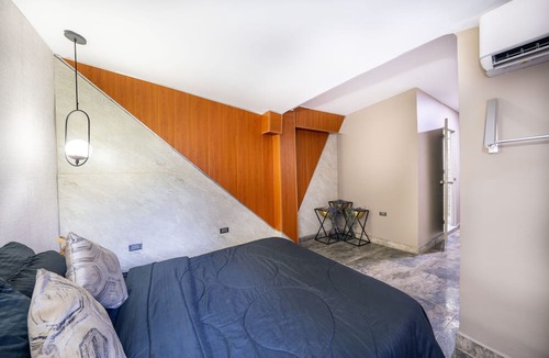 Las Lomas I Apartment | 5 Bedrooms with a Golden Jacuzzi