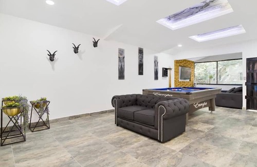 Las Lomas I Apartment | 5 Bedrooms with a Golden Jacuzzi