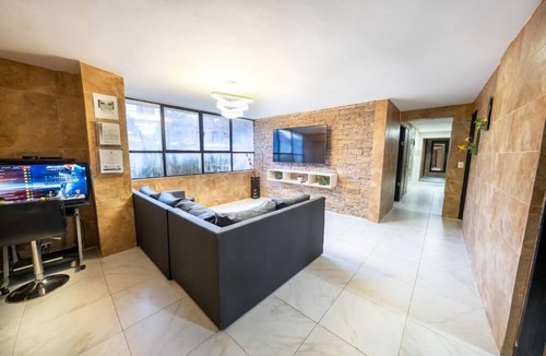 La Florida Apartment | 5 bedroom with Arcade Machine