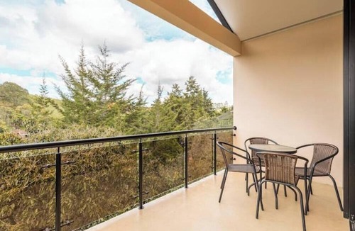 Marinilla Apartment | Modern Mountain Spa Villa: Turkish & Jacuzzi