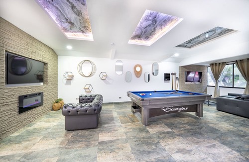 Las Lomas I Apartment | Provenza Apartment 5-bedroom apartment with Jacuzzi!, AC in all bedrooms