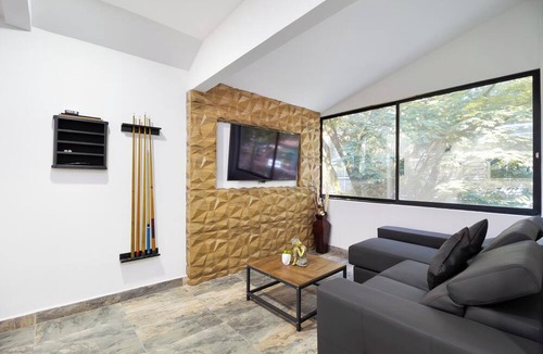 Las Lomas I Apartment | Provenza Apartment 5-bedroom apartment with Jacuzzi!, AC in all bedrooms