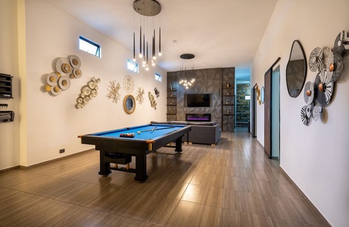Zona Rosa Apartment | 12-bedroom apartment with AC in Next to Park LLeras! Two Jacuzzis on per level!