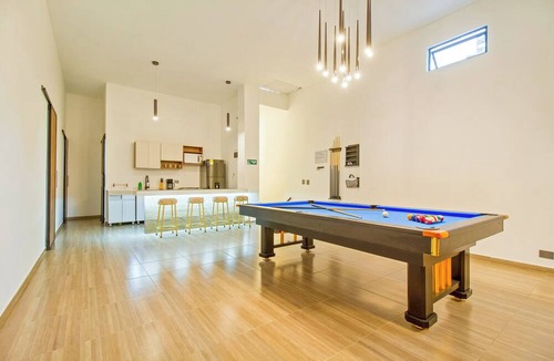 Zona Rosa Apartment | 12-bedroom apartment with AC in Next to Park LLeras! Two Jacuzzis on per level!