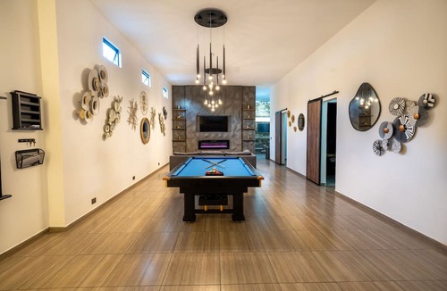 Zona Rosa Apartment | Next to Lleras Park, Huge Jacuzzi! 6-bd apartment 1 block from Park LLeras 6